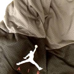 Shorts Grey black, a été signalé par Mövenpick Hotel Amsterdam City Centre utilisant iLost