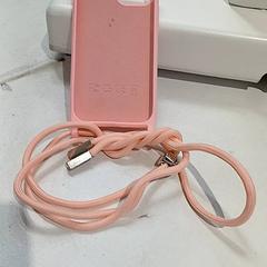 Etui pour téléphone portable rose, como reportado por IKEA Toulouse utilizando o iLost