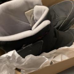 Cipő, amint azt MEININGER Hotel Copenhagen az iLost segítségével jelentette.