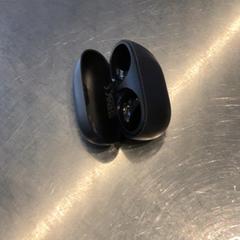 Auscultadores Black, como reportado por MEININGER Hotel Leipzig Hauptbahnhof utilizando o iLost