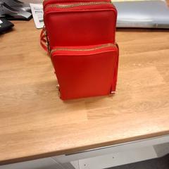 Bossa rouge, segons ha informat IKEA Paris Nord Roissy mitjançant iLost