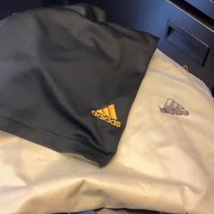 Ropa Adidas shortsTshirt yellowblack blue scarf, ha sido reportado por MEININGER Hotel Brussels City Center con iLost