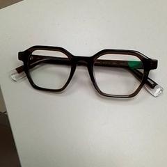 Lentes Marron, segundo informou ilévia usando iLost