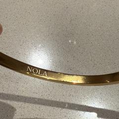 Gouden armband met de naam Nola erin, iLost에 보고됨