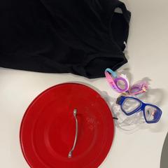 Kids vest & Swimming goggles, gemeldet von Silver Sands Beach über iLost