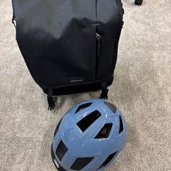 Fietstas met helm Zwarte tas en blauwe helm, segundo informou Gemeente Lingewaard usando iLost