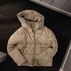 Dames jas، كما تم الإبلاغ عنه عبر iLost