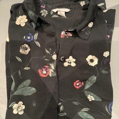 Blus zwart met bloemen, rapporterat av Van der Valk Hotel Deventer med iLost