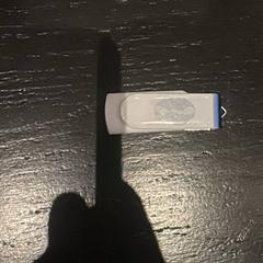 Pen USB, como reportado por Van der Valk Hotel Amsterdam-Amstel utilizando o iLost