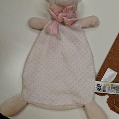 Peluche pulseira Crème kleurig met roze strik, como reportado por IKEA Amersfoort utilizando o iLost