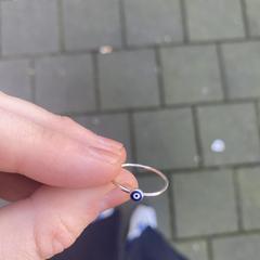 Zilveren ring met Grieks blauw oogje, jak bylo nahlášeno na iLost