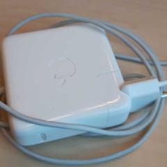 Laptop oplader، كما تم الإبلاغ عنه بواسطة UvA Science Park 904 عبر iLost