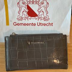 Grijze portemonnee grijs, as reported by Gemeente Utrecht using iLost