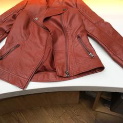 Bruin/rood leren jasje, zoals gemeld door Rijksmuseum met iLost