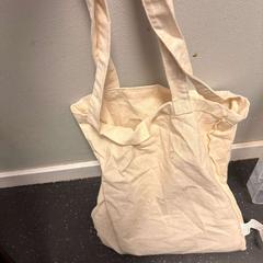 İLost kullanarak Ramada by Wyndham Amsterdam Airport Schiphol tarafından bildirildiği gibi Çanta white tote