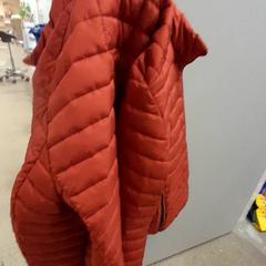Roupa & Chaqueta rode jas, segundo informou IKEA Utrecht usando iLost