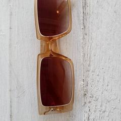 Napszemüveg Vierkant Oranje, amint azt DierenPark Amersfoort az iLost segítségével jelentette.