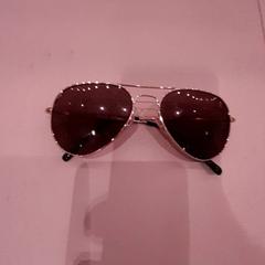 Gafas de sol Goud met zwart, ha sido reportado por Van der Valk Hotel Schiphol con iLost