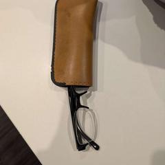 Caixa de óculos com óculos no interior, como reportado por Inntel Hotels Utrecht Centre utilizando o iLost