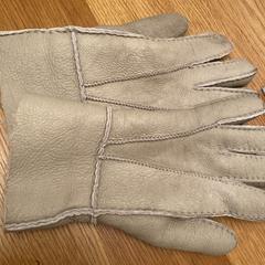 Handschoenen, amint azt az iLostnak jelentették.