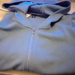 Trui met rits blauw, como reportado por Bobbejaanland utilizando o iLost