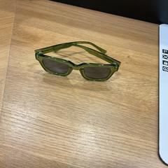 Des lunettes de soleil Groen, a été signalé par Designer Outlet Roosendaal utilisant iLost