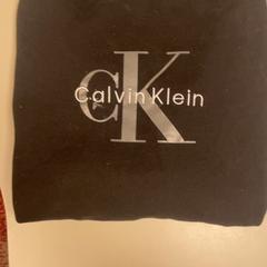 Pull Calvin Klein, a été signalé par Pathé Schiedam utilisant iLost