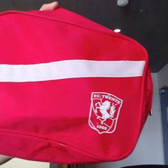 Necessaire, como reportado por MEININGER Hotel Lyon Centre Berthelot utilizando o iLost
