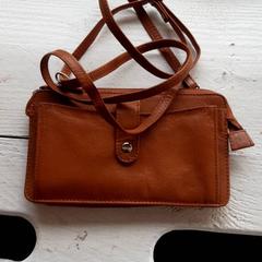 Táska Bruin, leer, amint azt DierenPark Amersfoort az iLost segítségével jelentette.