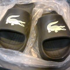 Sandálias, como reportado por SnowWorld Landgraaf utilizando o iLost