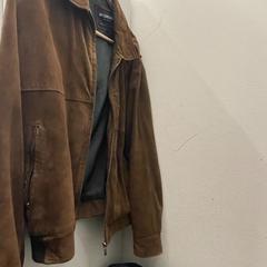Jacket Brown, a été signalé par The Tire Station Hotel utilisant iLost