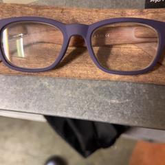 Läsglasögon Purple with wooden finish, rapporterat av KABUL à GoGo / Teatro med iLost