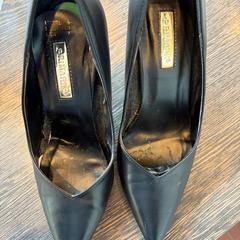 Podpätky zwart, ako bolo nahlásené WestCord Hotel Eindhoven pomocou iLost