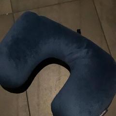 Almofada para o pescozo Dark blue, segundo informou MEININGER Hotel Amsterdam City West usando iLost