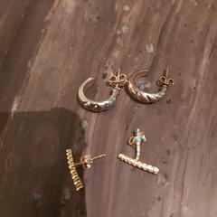 Twee paar oorbellen, iLost에 보고됨