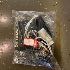 White bag with stuff BAGG STUFF, iLost를 사용하여 Room Mate Bruno에 보고됨