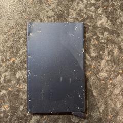 Donkerblauwe pasjeshouder, iLost'a bildirildiği gibi