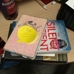 Books, ha sido reportado por MEININGER Hotel Berlin "Mitte" Humboldthaus con iLost