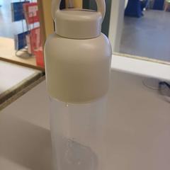 زجاجة الشرب beige HEMA، كما تم الإبلاغ عنه بواسطة Heidelberglaan 7 عبر iLost