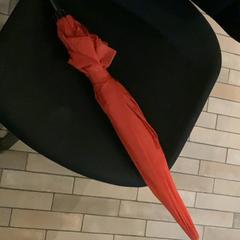 Esernyő Red, amint azt MEININGER Hotel München City Center az iLost segítségével jelentette.