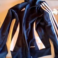 Vestje Adidas vest zwart, maat 140, a été signalé par Familiepark Drievliet utilisant iLost