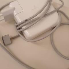 Adapter Wit Apple lader, rapporterat av HvA Amstelcampus med iLost