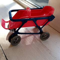 Játék Roze plastic kinderwagentje, amint azt DierenPark Amersfoort az iLost segítségével jelentette.