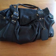 zwarte damestas met inhoud, segons s'ha informat a iLost