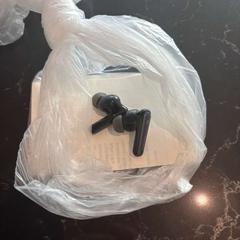 سماعة الأذن Zwart، كما تم الإبلاغ عنه بواسطة Van der Valk Hotel Veenendaal عبر iLost