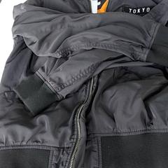 Kleding - Jas zwart/oranje, som rapportert av Regio Oost-Vlaanderen ved bruk av iLost