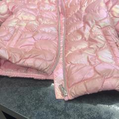 سترة أطفال، كما تم الإبلاغ عنه بواسطة Rotterdam The Hague Airport عبر iLost