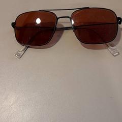 Sluneční brýle, jak nahlášeno Universiteitsbibliotheek (Witte Singel) pomocí iLost