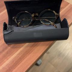 Brillenetui mit brille, gemeldet von Pathé Haarlem über iLost