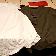 옷 White t-shirt and a green shirt, iLost를 사용하여 Mövenpick Hotel Amsterdam City Centre에 보고됨
